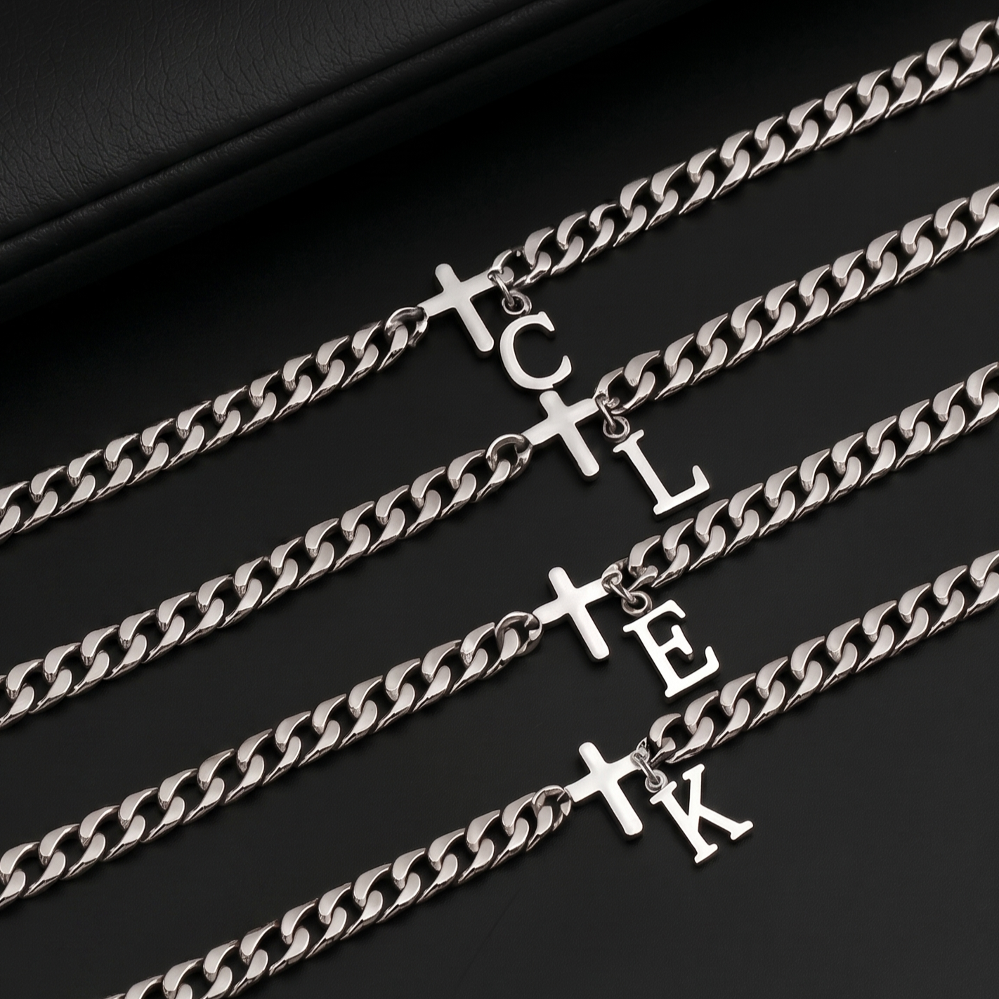 Nivora™ Initial- & Kreuz-Armband
