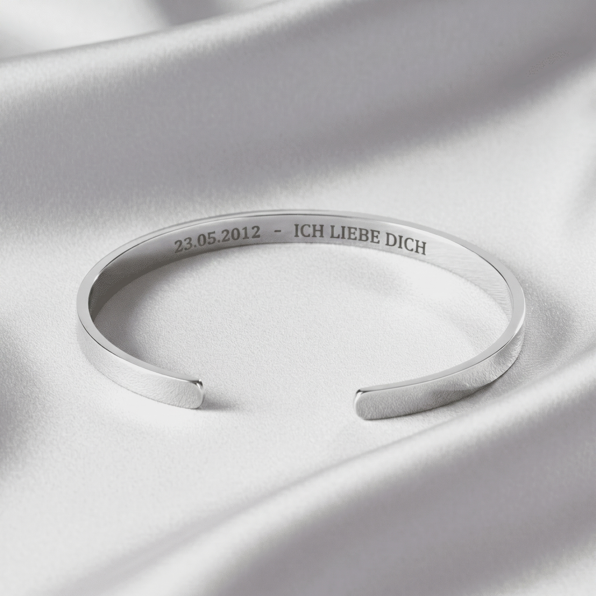 Gravierter Armreif aus Silber
