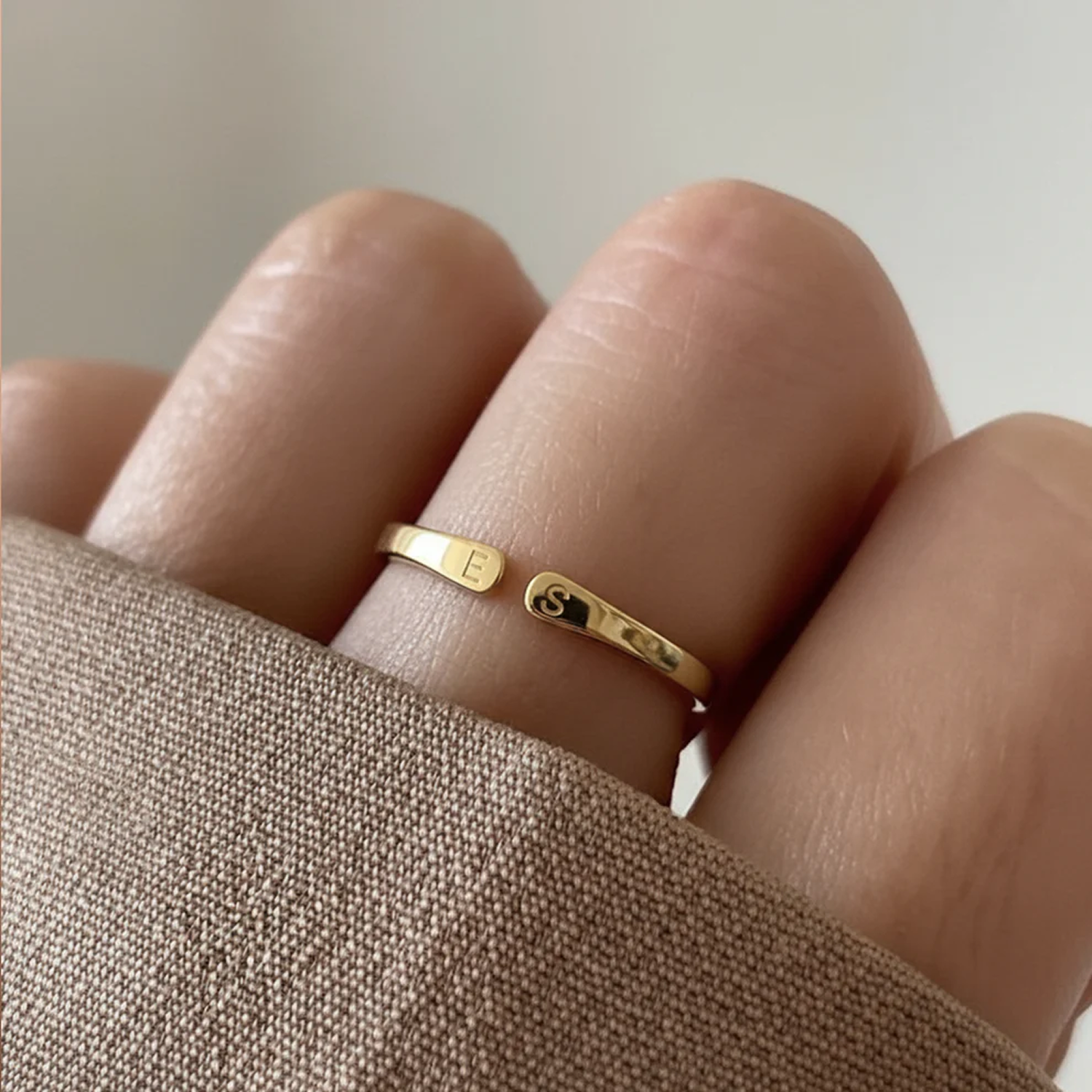 Justerbar initialring hvisken