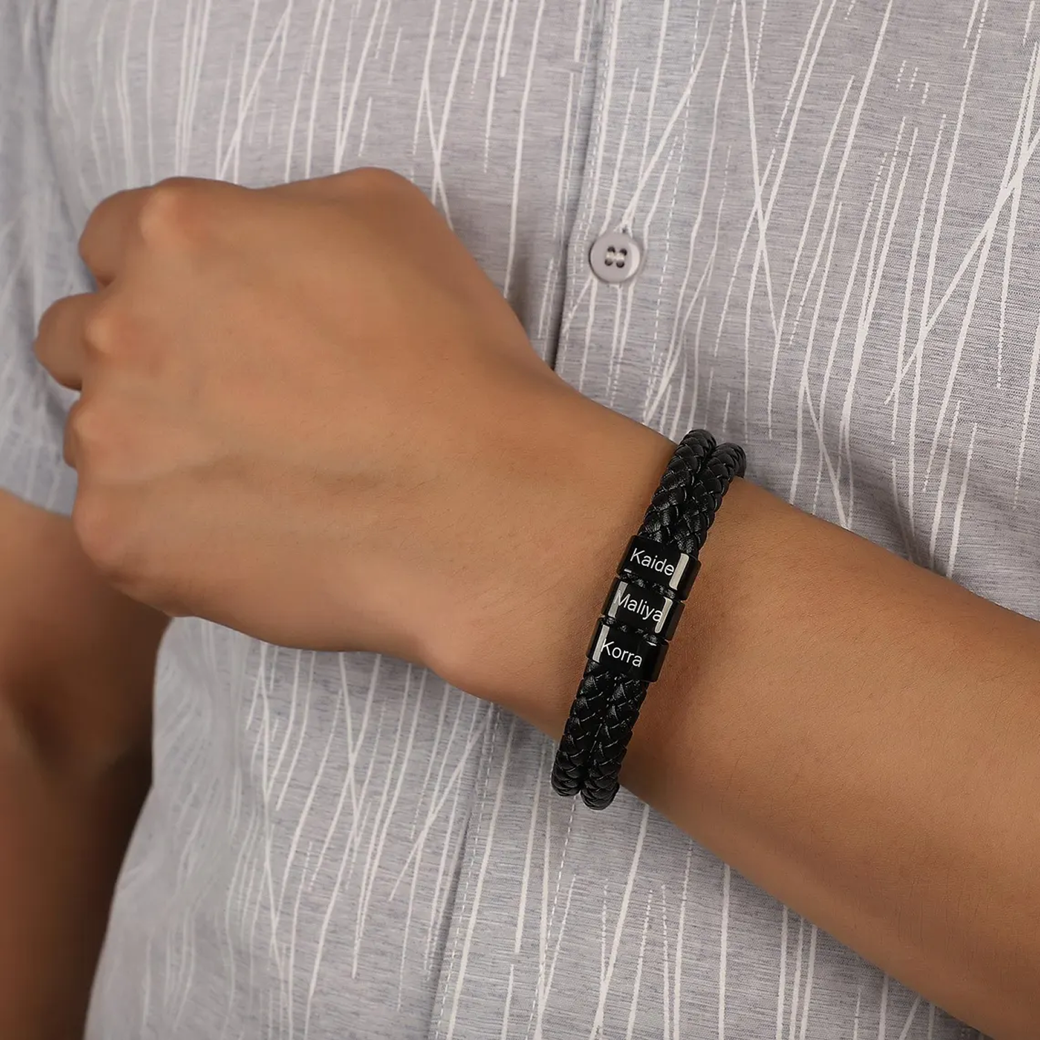 Pulsera de piel con cuentas grabadas