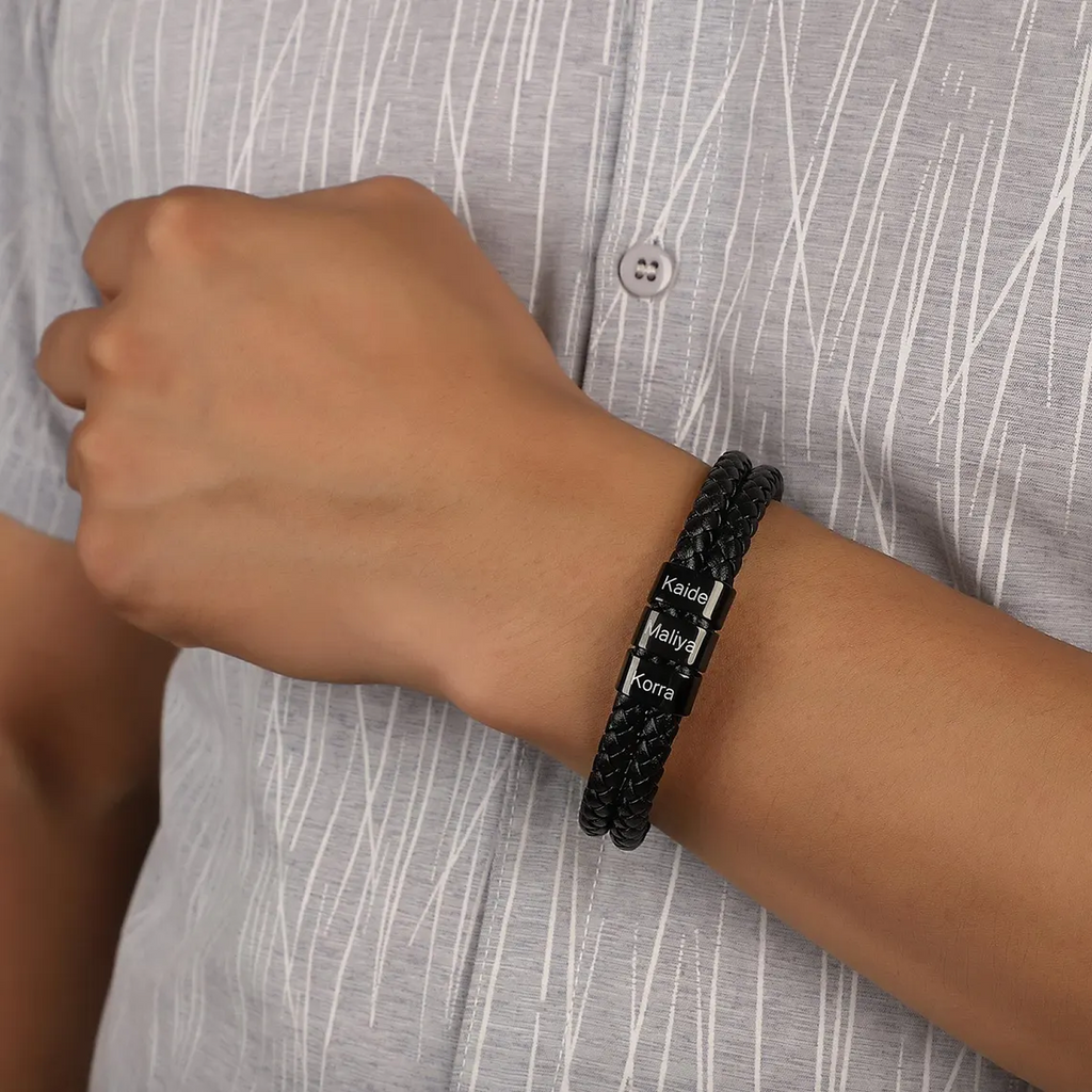 Pulsera de Cuero con Cuentas Grabadas