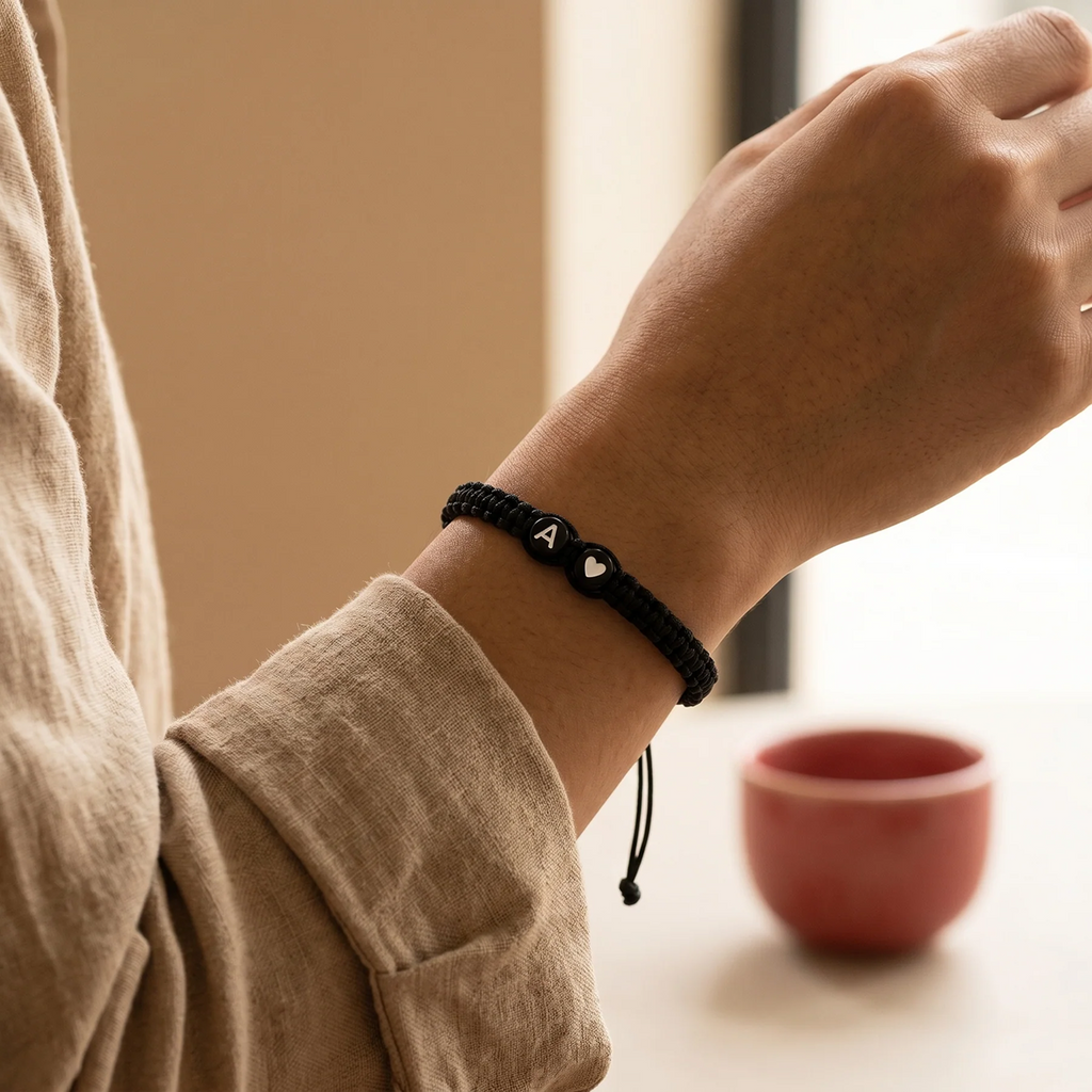 Verstellbares Armband mit Initiale & Herz